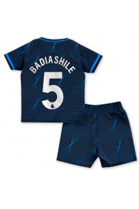 Chelsea Benoit Badiashile #5 Jalkapallovaatteet Lasten Vieraspeliasu 2023-24 Lyhythihainen (+ Lyhyet housut)